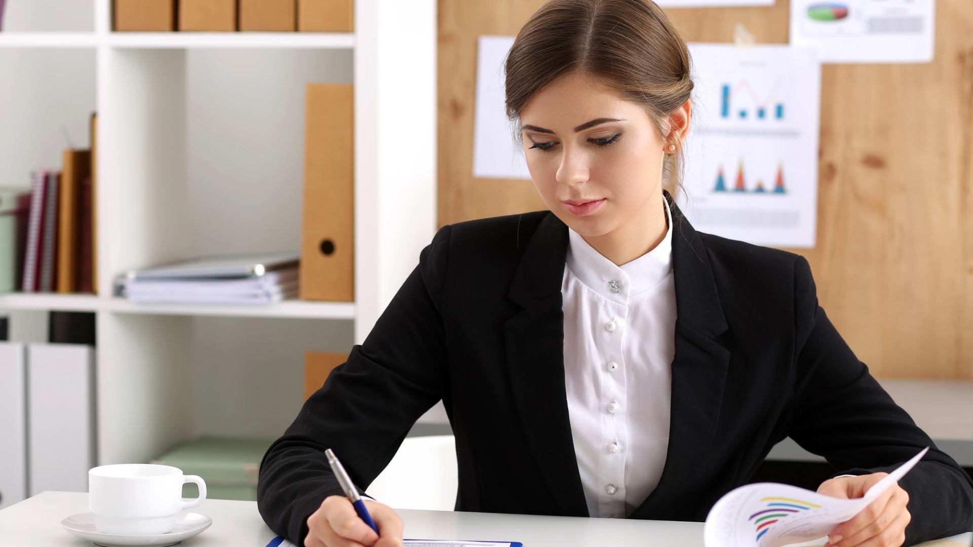 Comment devenir juriste d'affaires: qui il est et ce qu'il fait