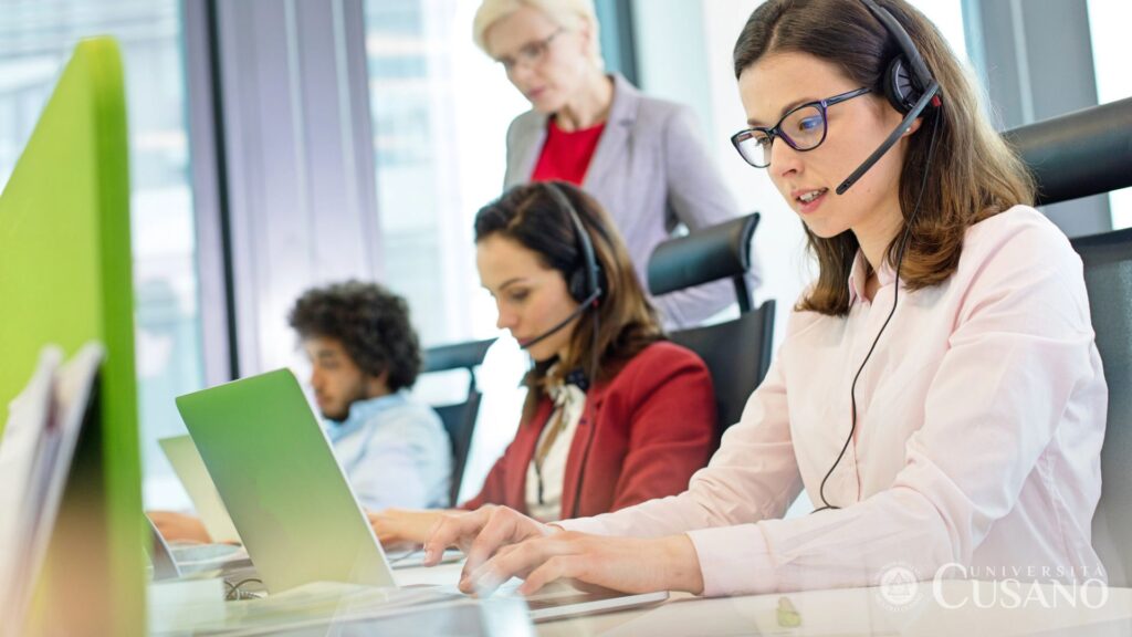 Gestionnaire du service à la clientèle: que fait-il, comment le devenir et le salaire