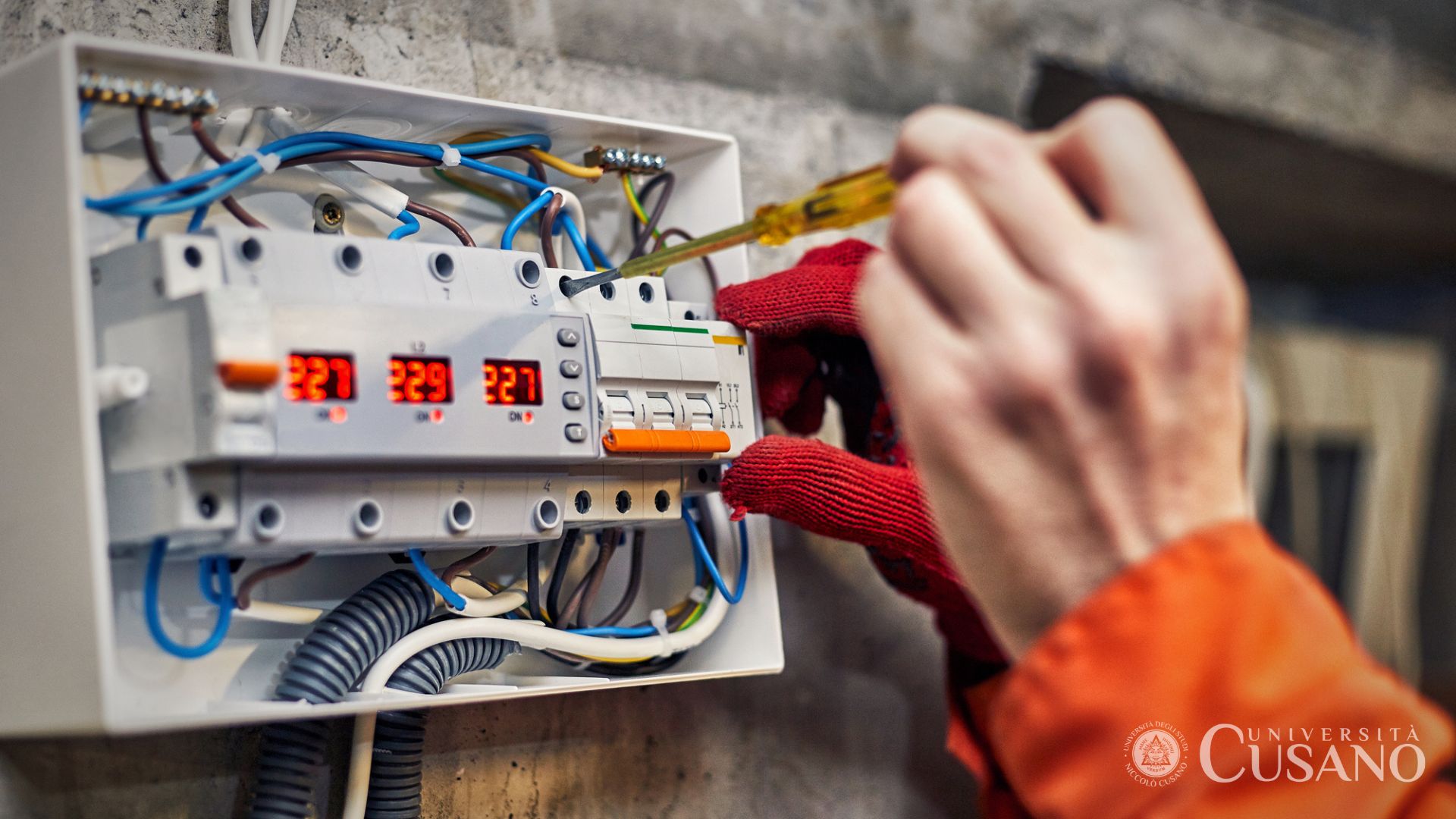 Comment devenir concepteur de systèmes électriques: guide pratique