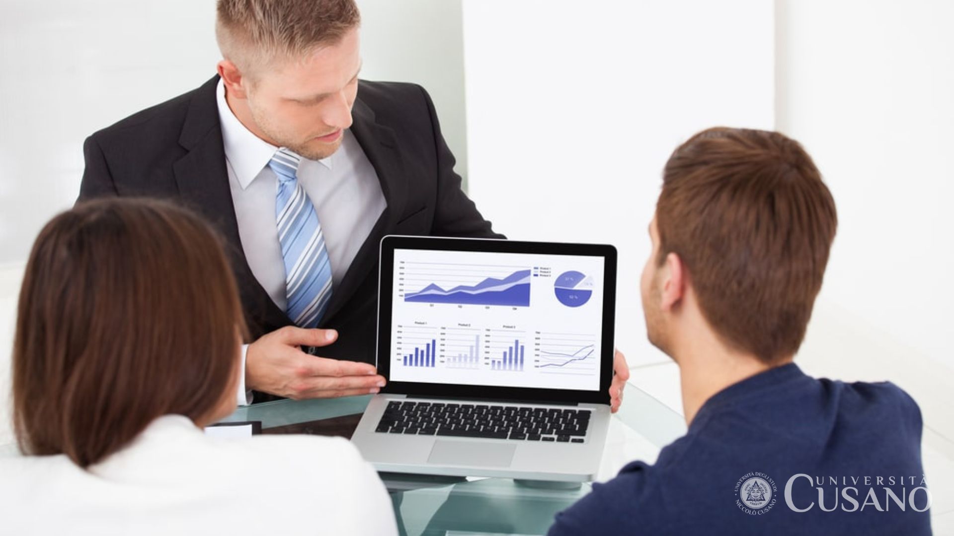 Consultant financier: ce qu'il fait et combien il gagne
