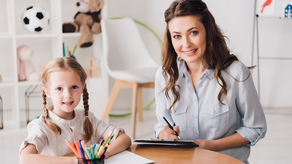 Comment devenir psychologue d'enfant: études et possibilités