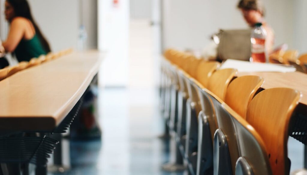Les remises et les concessions fournies par l'État pour aider les étudiants et les familles