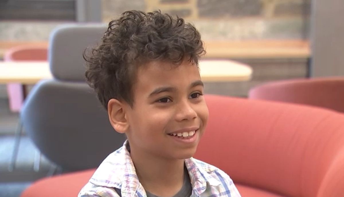 Aiden a 9 ans et étudie la neurochirurgie à l'université