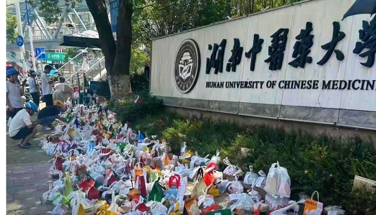 En Chine, les livreurs déposent leurs livraisons devant les portes de l'université