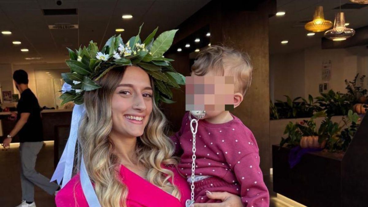 Une mère étudiante obtient son diplôme à 22 ans tout en élevant sa fille