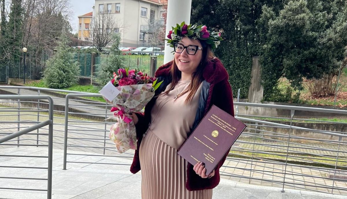 Elle obtient son diplôme au 9ème mois avec la valise pour l'accouchement en voiture : la dédicace à son fils