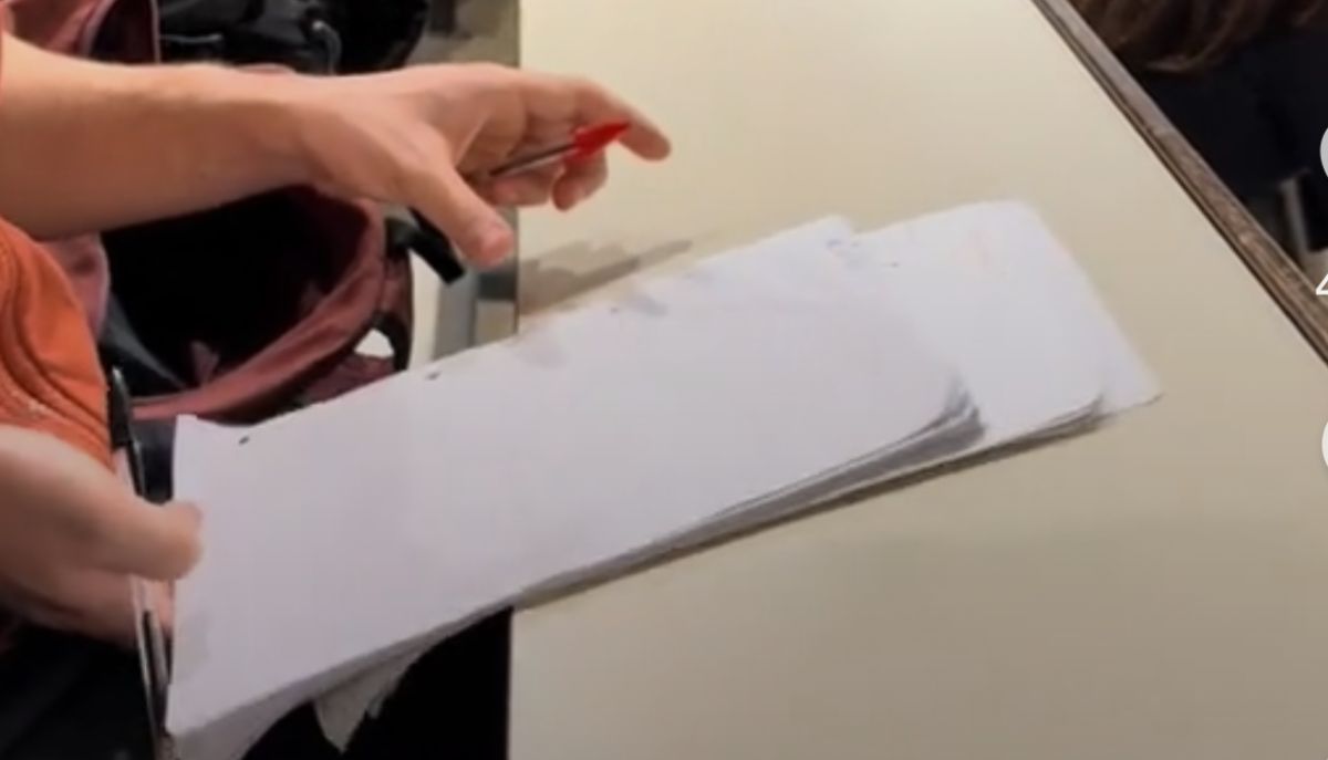 Des pupitres universitaires sur lesquels tout glisse, la vidéo TikTok devient virale