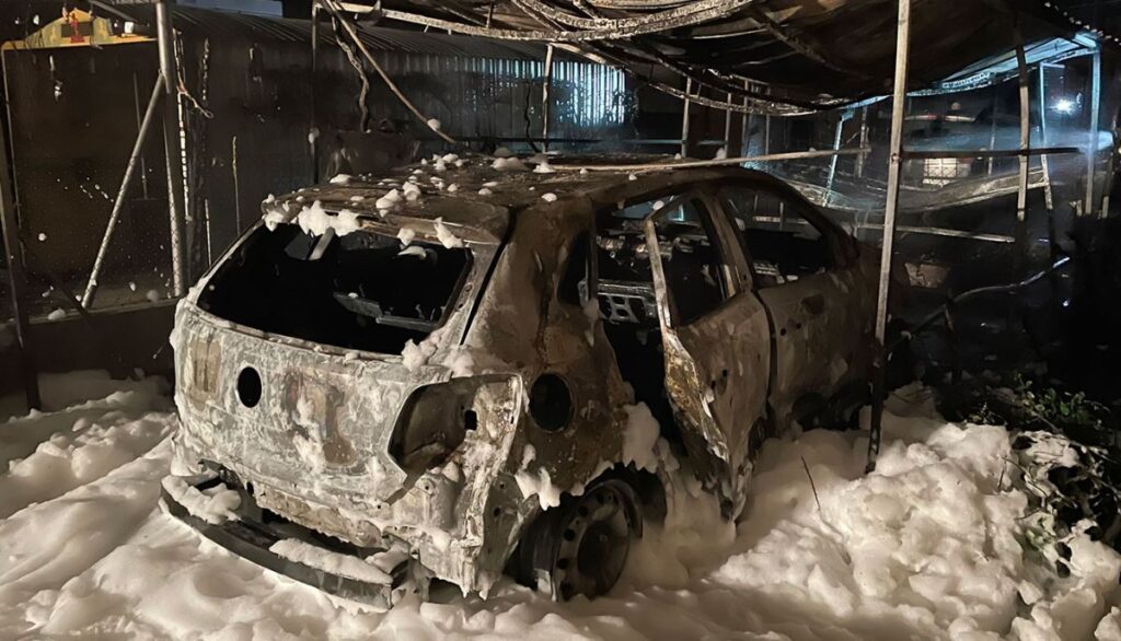 Le colocataire veut nettoyer mais allume un feu et détruit la voiture