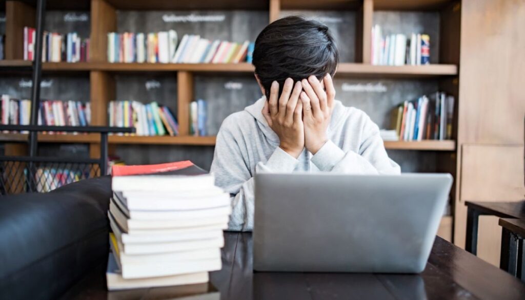 à l'intérieur se trouvait la thèse de diplôme