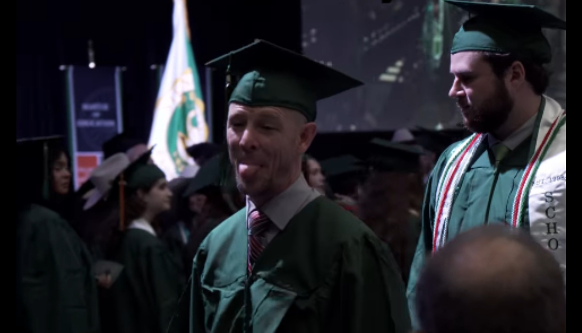 Il obtient son diplôme à 44 ans et tire la langue à son fils : la vidéo virale