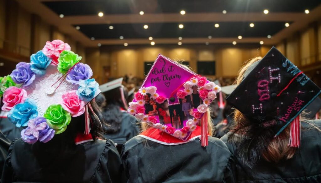 Chapeaux de fin d'études extravagants : le défilé de la créativité