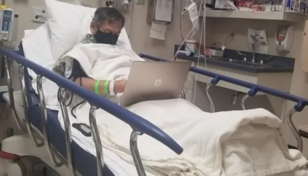 Un professeur corrige ses devoirs à l'hôpital avant de mourir : histoire d'Alejandro Navarro