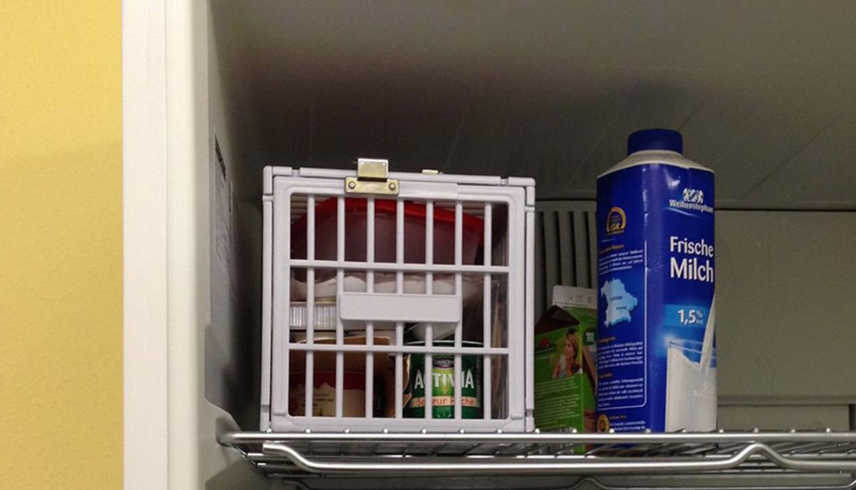 Un colocataire met de la nourriture sous clé dans le frigo : la photo est virale