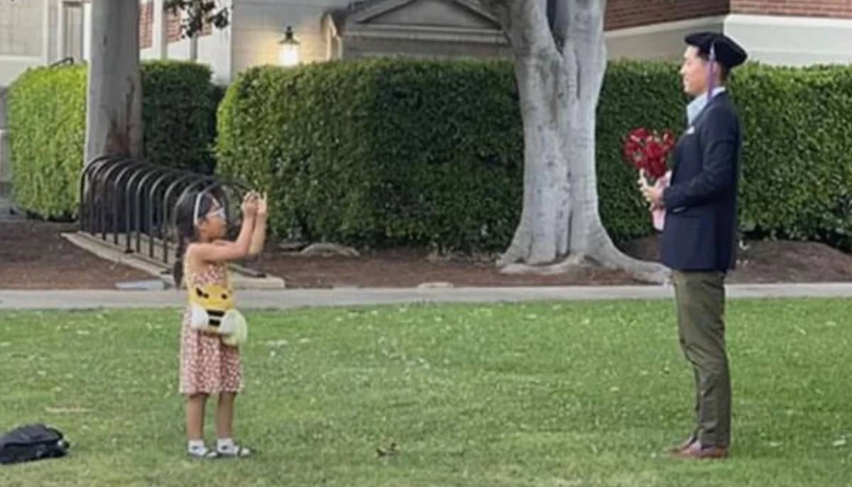 Papa est diplômé, sa fille le photographie : la scène passionne les réseaux sociaux