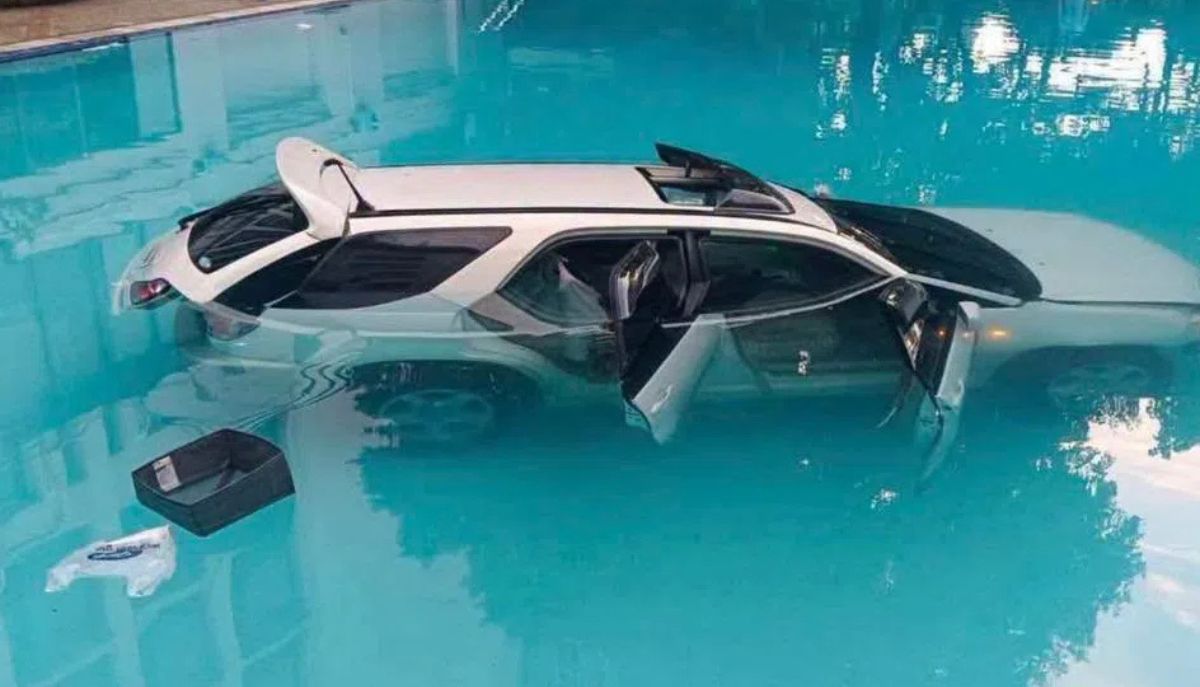 Conflit de loyer : il conduit sa voiture dans la piscine du campus