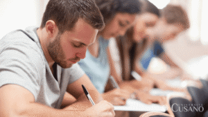 Classe et programme d'études : ce qu'il faut évaluer avant de choisir entre deux parcours similaires