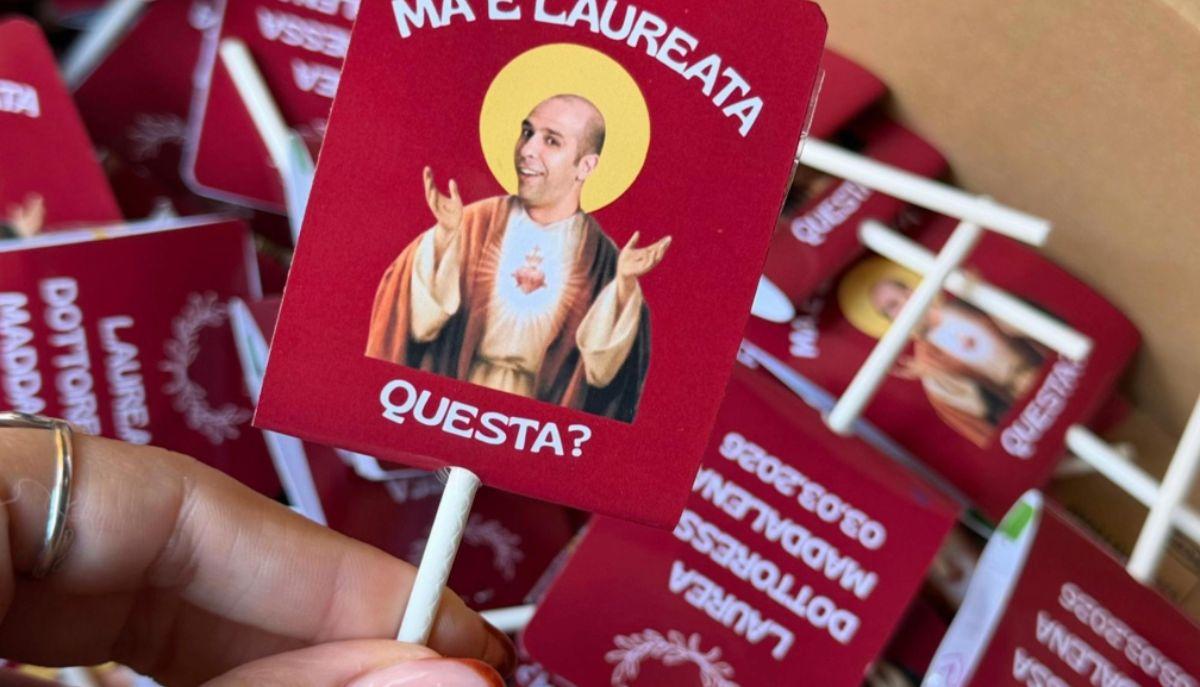 Un atelier crée des cadeaux de fin d'études fous pour chaque professeur d'article