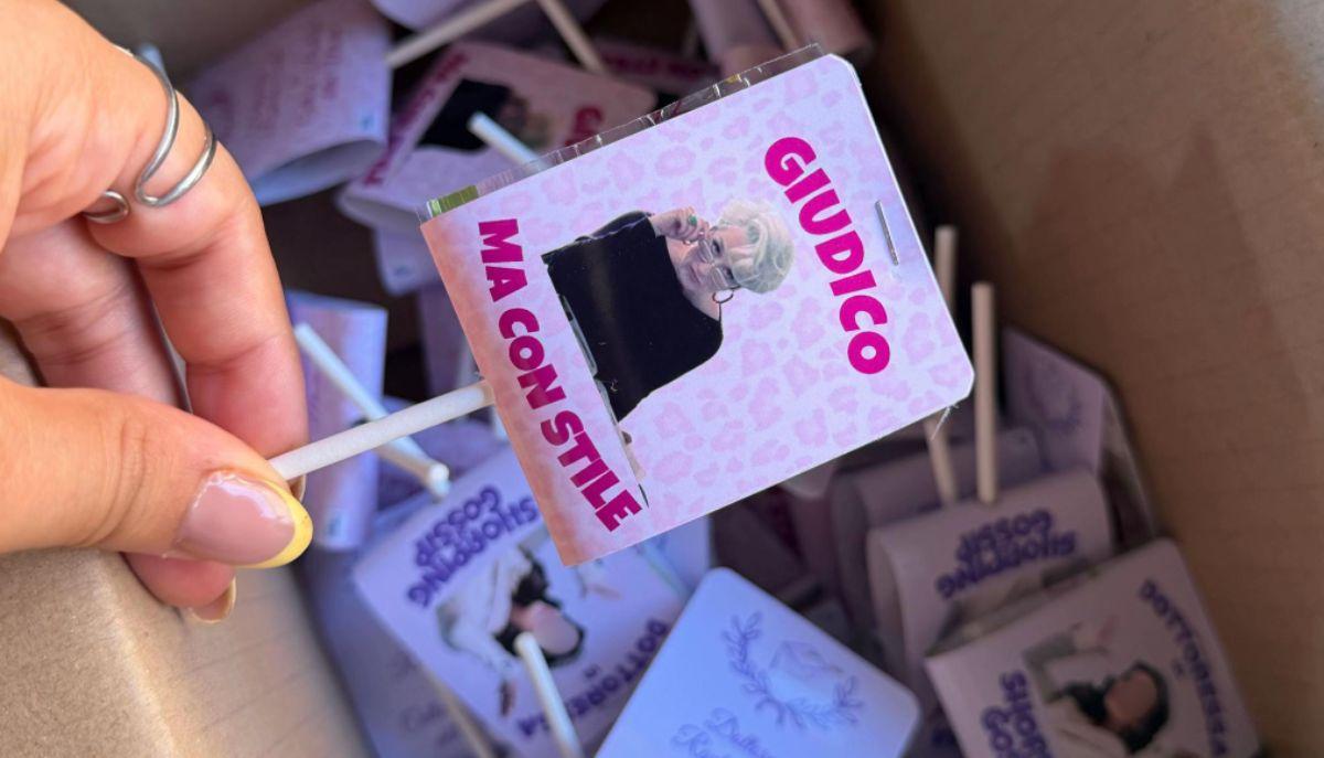 Un atelier crée des cadeaux de fin d'études fous pour chaque professeur d'article