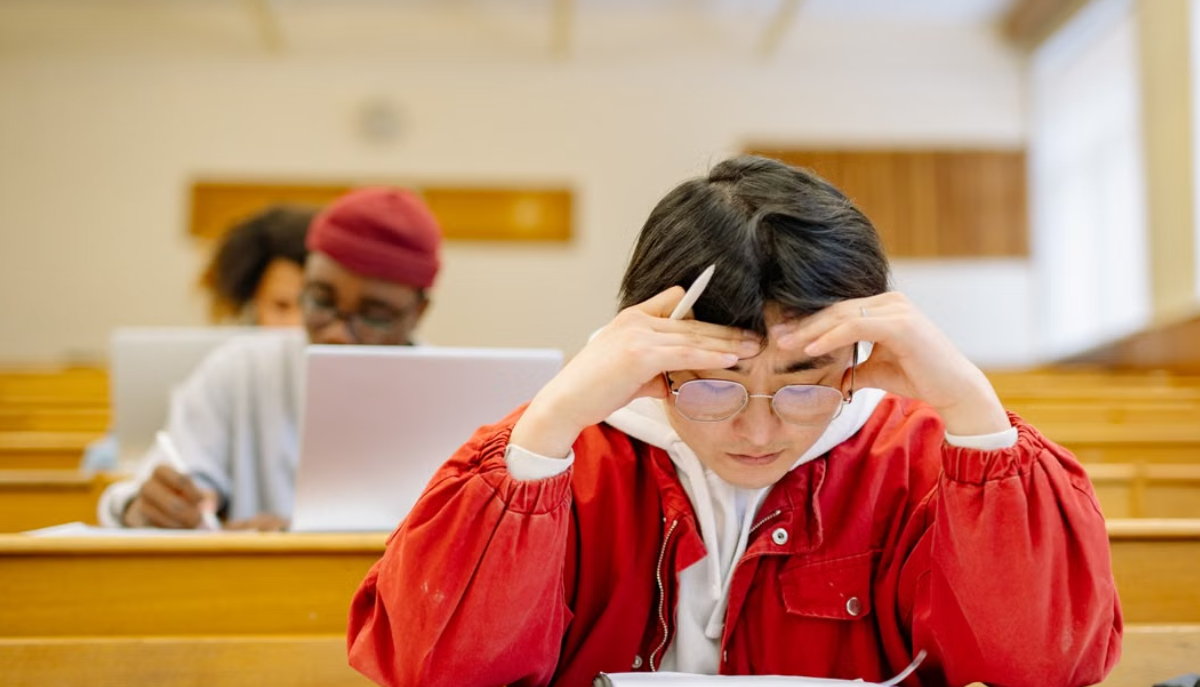 Exemption universitaire : qu'est-ce que c'est, comment ça marche et différences avec l'examen