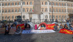 Loyers universitaires chers : la manifestation sous tente est de retour